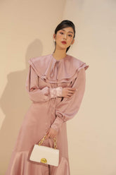 Robe mi-longue trapèze boutonnée sur le devant en soie douce avec col à volants et manches drapées